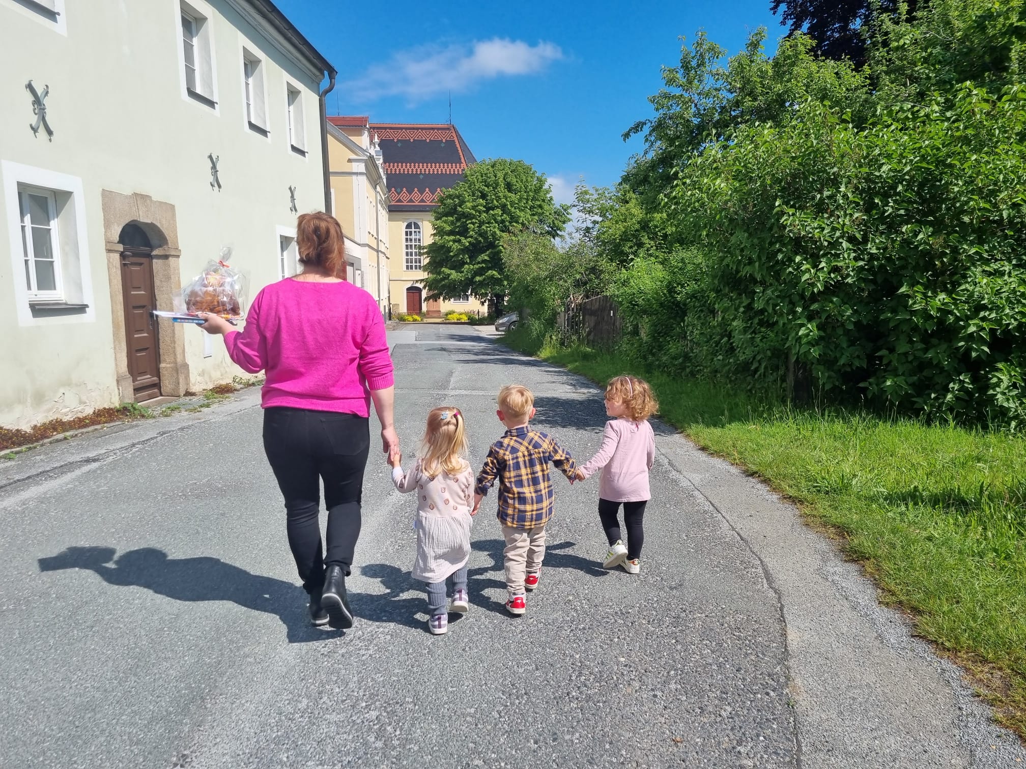 Tagesmutter Katja Peschel unterwegs mit ihren Kindern und einem Kuchen. Wer wohl heute überrascht wird?